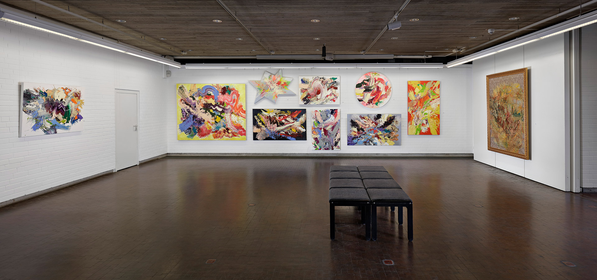 Der Herforder Kunstverein zeigt großformatige Ölbilder von Sebastian Heiner – Action Painting mit der Fliegenklatsche.